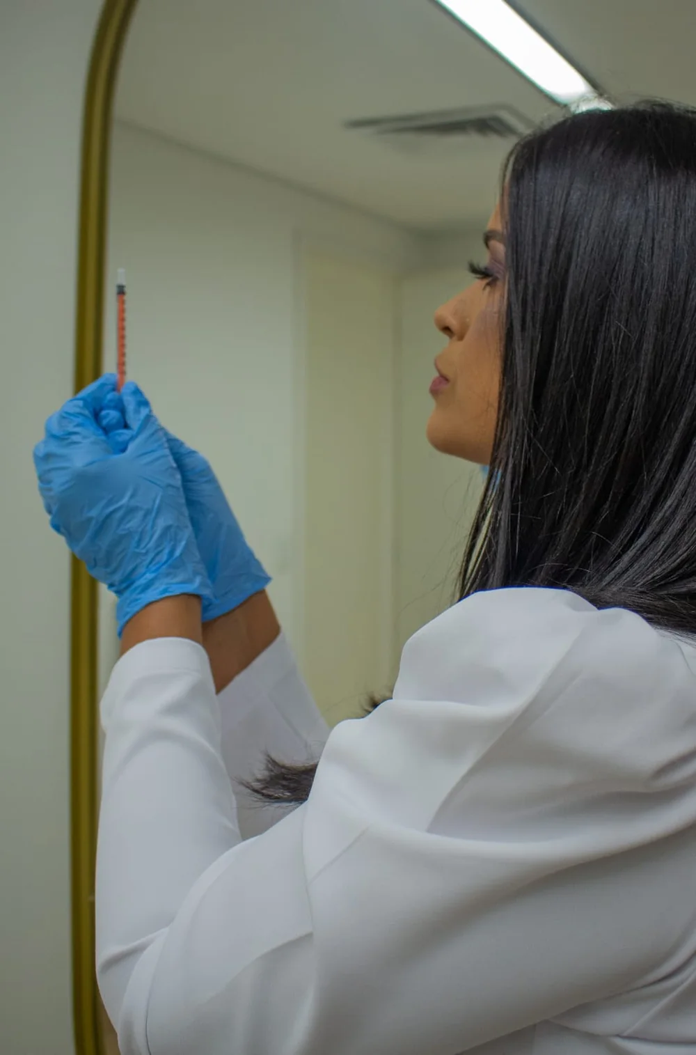 Dra. Liliane Reis preparando a aplicação com seringa